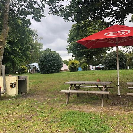 Camping Au Lac Du Drennec Glamping Tent Commana Exteriör bild